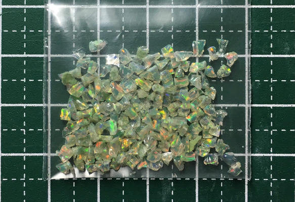《合成オパール》(フローレスオパール) 原石 グリーン/マルチ斑 1.4ｇ ⑮ 2枚目の画像