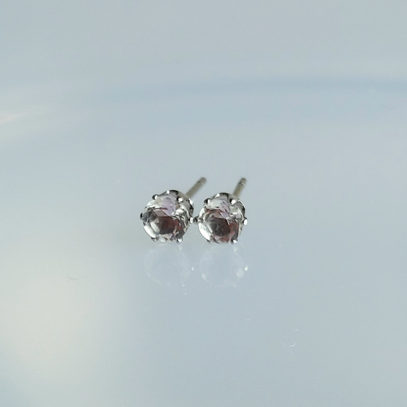 【サージカル】天然水晶のひとつぶピアス・シルバーカラー・スタッドピアス 4枚目の画像
