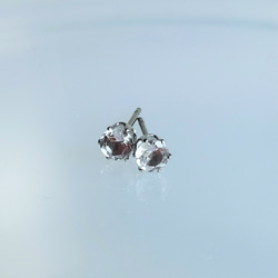 【サージカル】天然水晶のひとつぶピアス・シルバーカラー・スタッドピアス 2枚目の画像