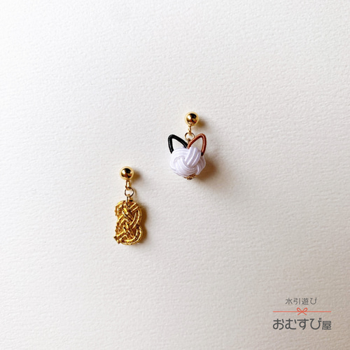 handmade ❁⃘*.゜ 三毛猫と梅結びのシンプル猫ピアス 水引