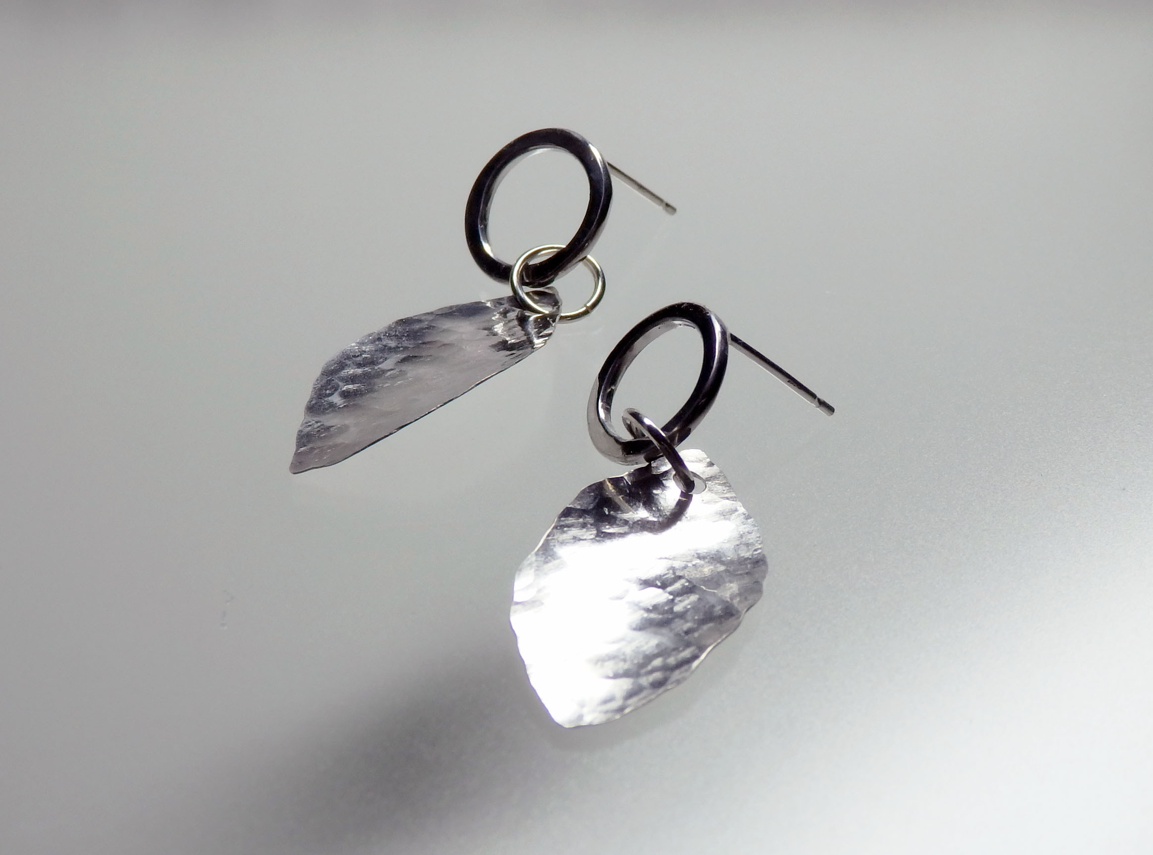 葉っぱの彫金ダングリングピアス