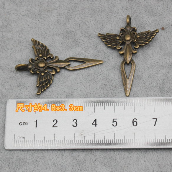C2065　銅色、金古美 アンティーク　羽根の生えた十字架、翼クロス　5枚 1枚目の画像