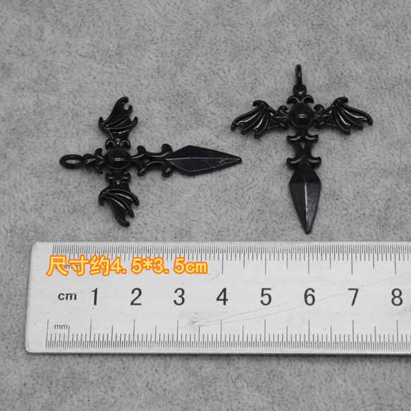 C2066 黒 アンティーク 蝙蝠 羽の 十字架、 クロス 5枚 1枚目の画像