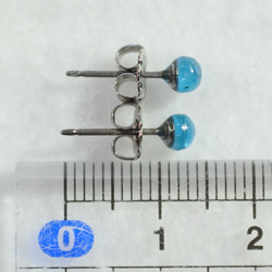 （１点もの）ネオンブルーアパタイトのスタッドピアス（4mm・チタンポスト） 5枚目の画像