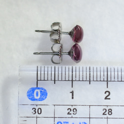 紅榴石石榴石耳釘（5 毫米方形鈦柱） 第5張的照片