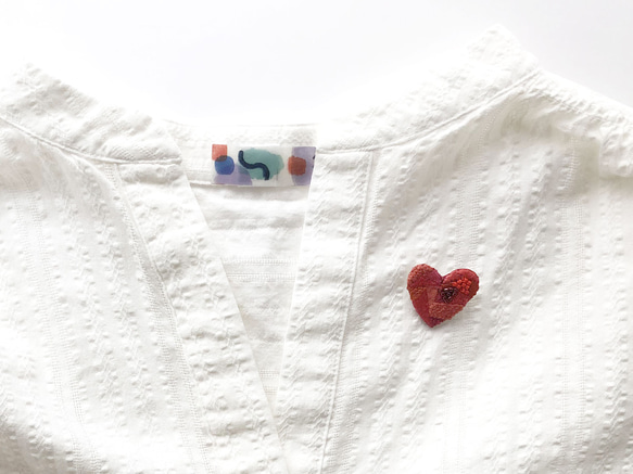 刺繍ミニブローチ「クリスタルレッドハート」 3枚目の画像