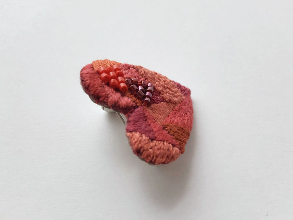 刺繍ミニブローチ「クリスタルレッドハート」 2枚目の画像