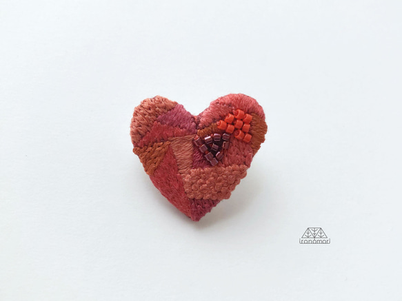 刺繍ミニブローチ「クリスタルレッドハート」 1枚目の画像
