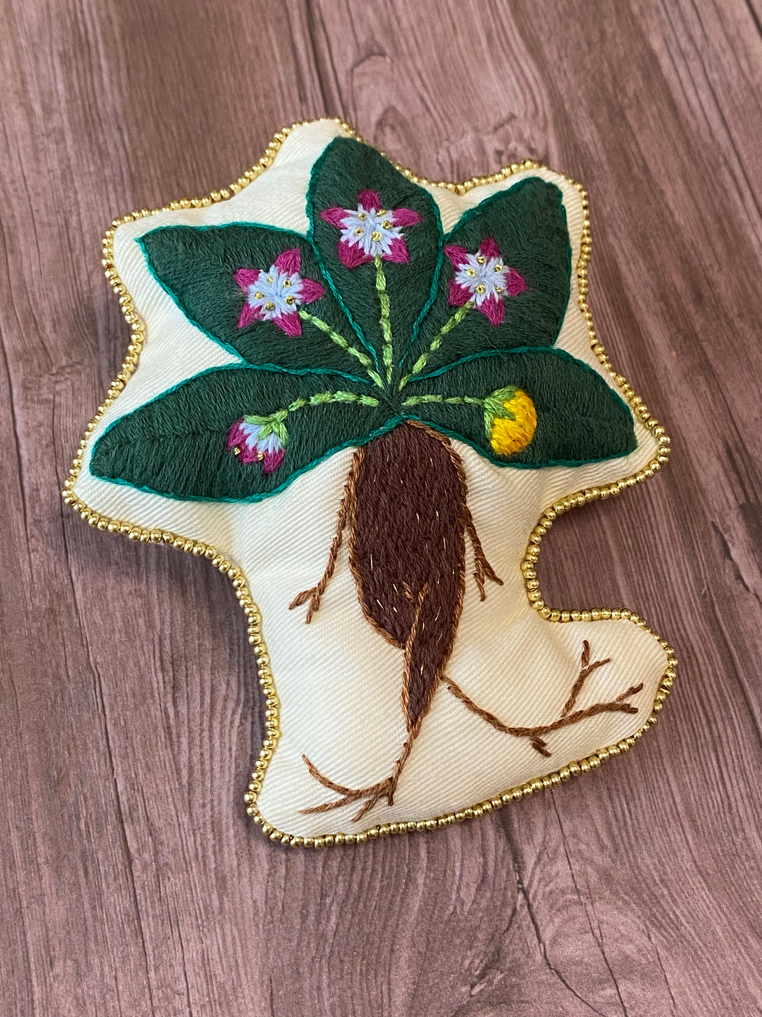 刺繍ブローチ　魔法植物　マンドラゴラ