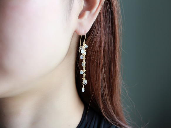 14kgf-moonstone & crystal line 耳針/耳夾(chain gold plated) 第3張的照片