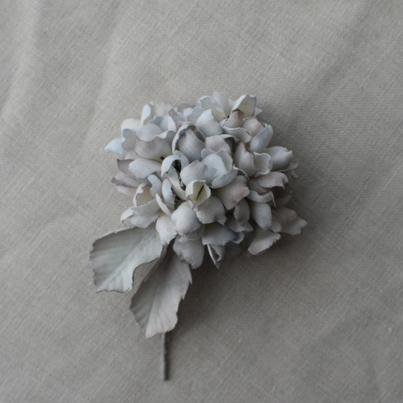 【布花】繡球花胸花（雨色）/獨一無二的單品 第3張的照片