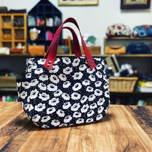 sale黒×白花のトートバッグ：本革持ち手レッド アクリルテープ 