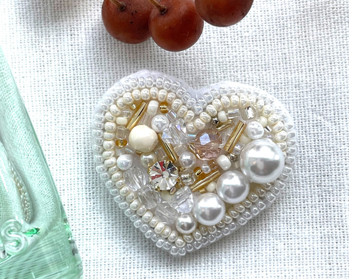 ビーズ刺繍 ハート ブローチ Mayu 通販 13834268｜Creema(クリーマ)