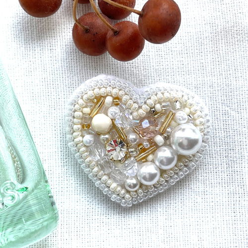 ビーズ刺繍 ハート ブローチ Mayu 通販 13834268｜Creema(クリーマ)