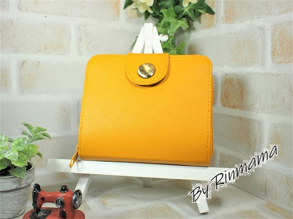 フェイクレザー　　マスタードエロー　秘密のニャン’S＆フルーツ　二つ折のお財布