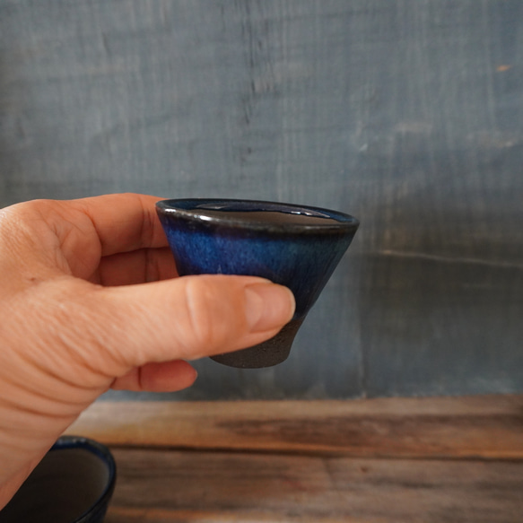 お酒の美味しくなる黒泥土の青いなまこ釉の酒器セット（片口・お猪口2コ）　 11枚目の画像
