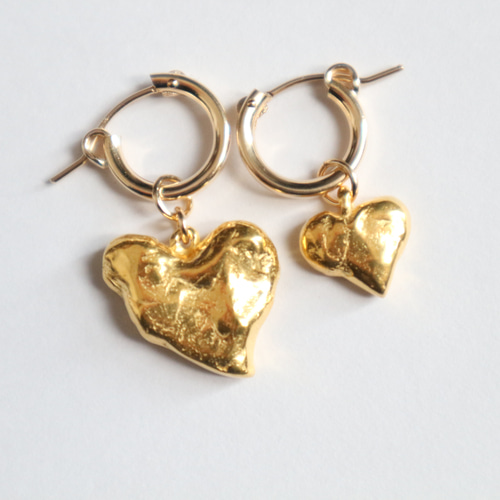 愛で包むハートのフープピアス ピアス（フープ） ceskariko 通販 