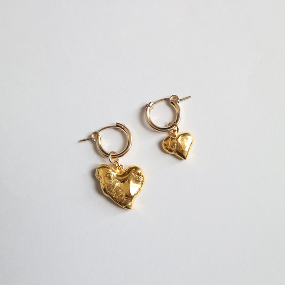 愛で包むハートのフープピアス ピアス（フープ） ceskariko 通販 