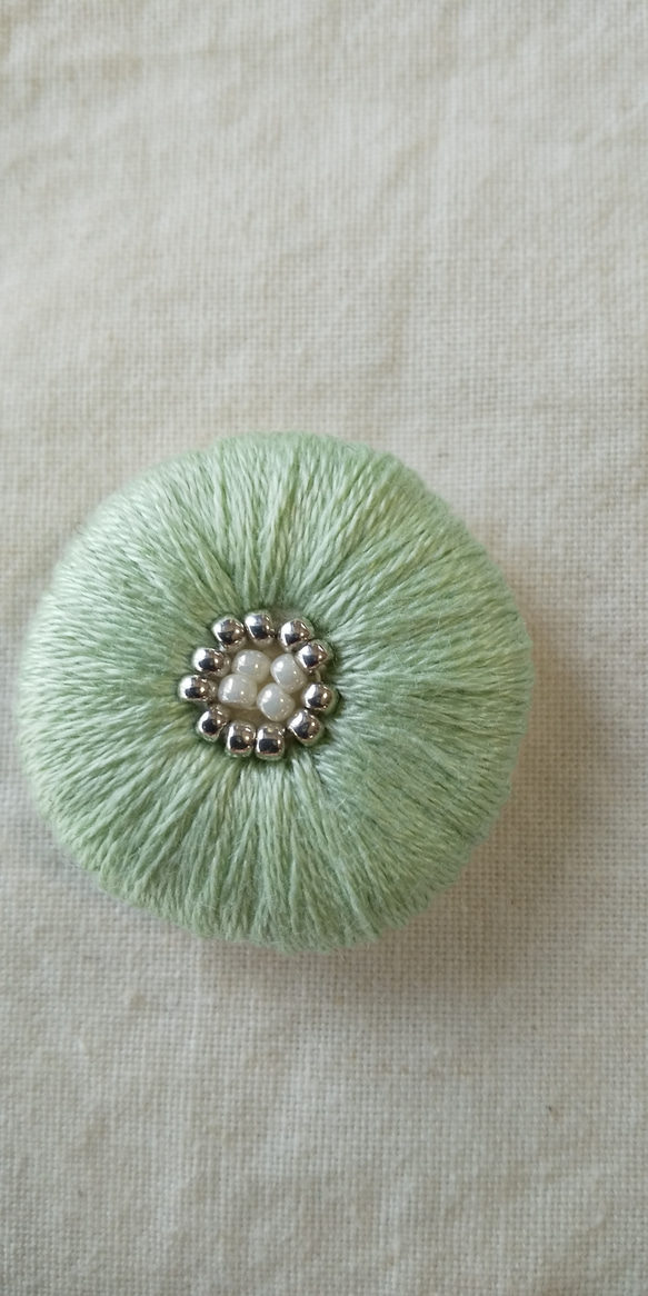 刺繍  うすいグリーン  お花ヘアゴム・ブローチ・ポニーフック 2枚目の画像