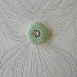 刺繍  うすいグリーン  お花ヘアゴム・ブローチ・ポニーフック 3枚目の画像