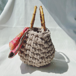 ベージュのバッグチャーム付きかぎ針編みカゴバック 3枚目の画像