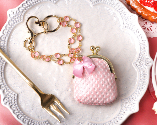 ピンクフラワーとプチイチゴ柄のがま口(ピンクマーブル玉/フラワーチャーム付) 白いちごな豆がま口のバッグチャーム（ピンクストーン付きチェーン