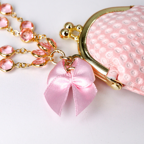 ピンクフラワーとプチイチゴ柄のがま口(ピンクマーブル玉/フラワーチャーム付) 白いちごな豆がま口のバッグチャーム（ピンクストーン付きチェーン