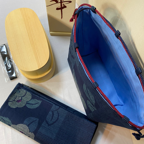 新品銘柄　四点セット　はんごう二段　自立巾着　着物リメイク　昭和椿　箸袋バンド 新品銘柄 四点セット はんごう二段 自立巾着 着物リメイク 昭和椿