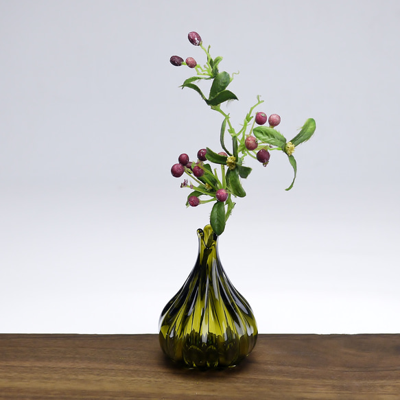 つぼみ一輪挿し（オリーブグリーン） 一輪挿し・花瓶・花器 創作ガラス