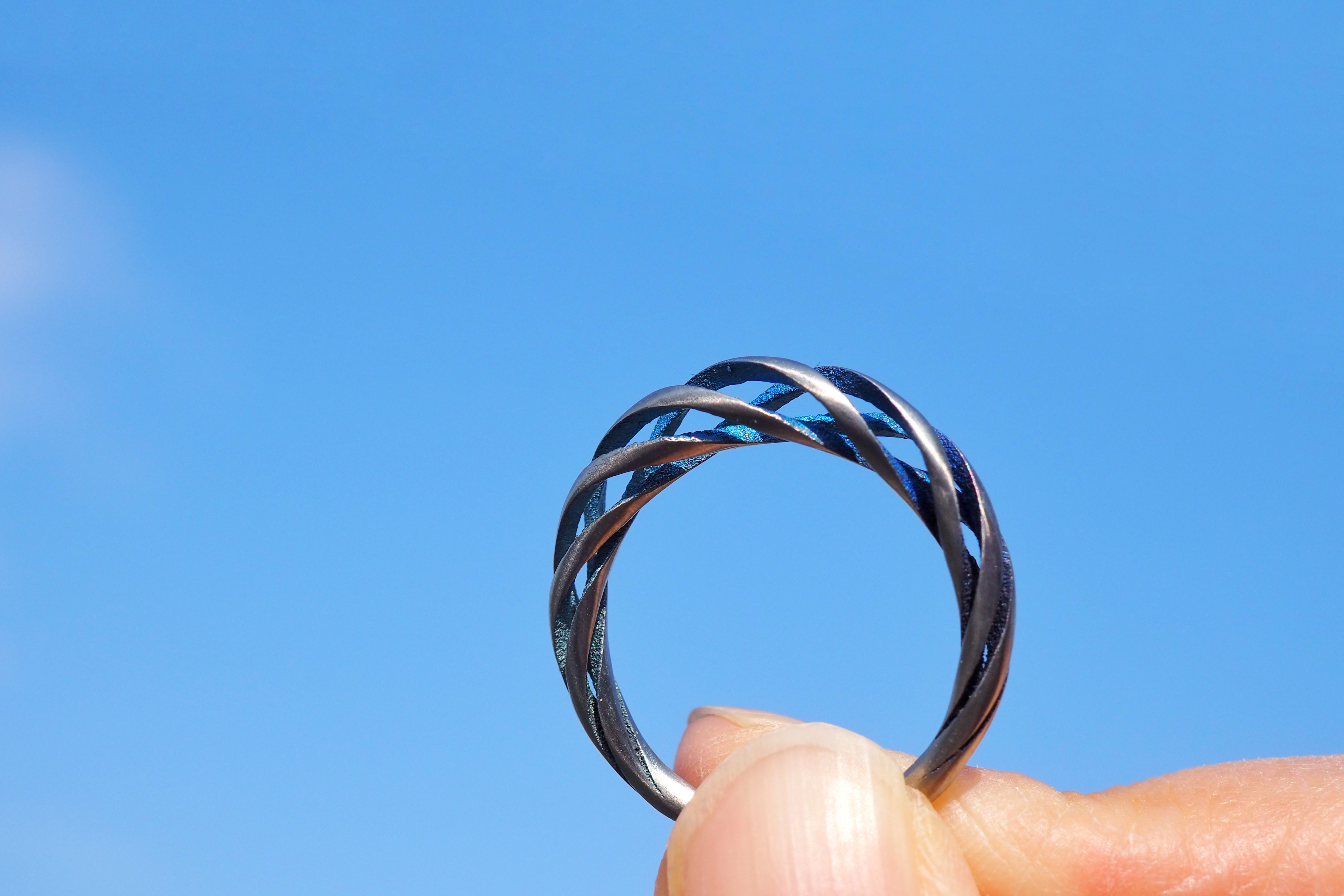 イヤーカフにもなるリング「巡る」瑠璃色&空色グラデーション