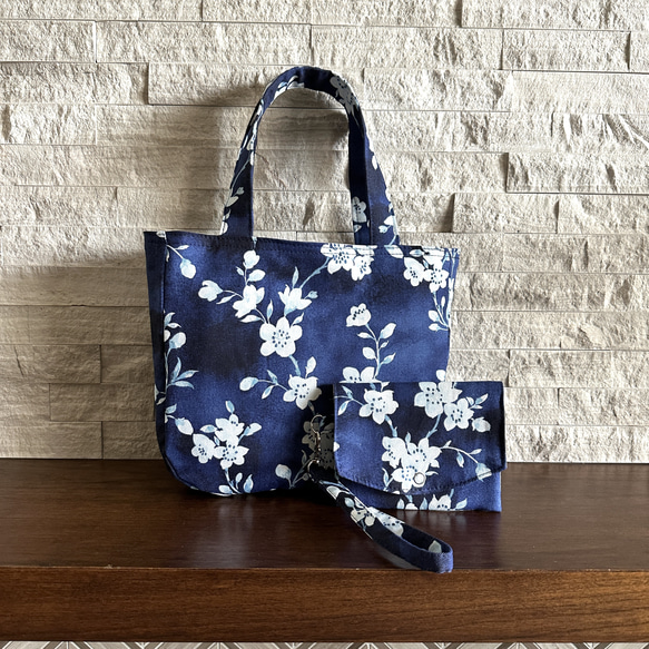 ミニトートバッグとウォレットポーチの2点セット - Blue Satin Floret 1枚目の画像