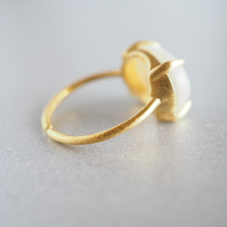 アンティーク調のマザーオブパールのシンプルリング マットゴールド 大粒白蝶貝の上品な輝きの指輪 6枚目の画像