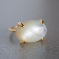 アンティーク調のマザーオブパールのシンプルリング マットゴールド 大粒白蝶貝の上品な輝きの指輪 2枚目の画像