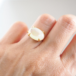 アンティーク調のマザーオブパールのシンプルリング マットゴールド 大粒白蝶貝の上品な輝きの指輪 8枚目の画像