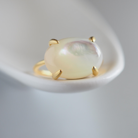 アンティーク調のマザーオブパールのシンプルリング マットゴールド 大粒白蝶貝の上品な輝きの指輪 5枚目の画像