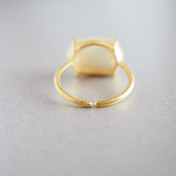 アンティーク調のマザーオブパールのシンプルリング マットゴールド 大粒白蝶貝の上品な輝きの指輪 7枚目の画像