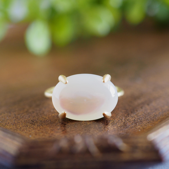 アンティーク調のマザーオブパールのシンプルリング マットゴールド 大粒白蝶貝の上品な輝きの指輪 4枚目の画像