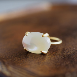 アンティーク調のマザーオブパールのシンプルリング マットゴールド 大粒白蝶貝の上品な輝きの指輪 3枚目の画像