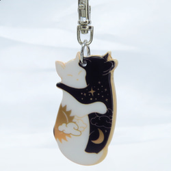 抱擁にゃんこ 白猫と黒猫が抱き合ってる可愛いチャームのキーホルダー バッグチャーム アクリル製 お日様 お月様 4枚目の画像