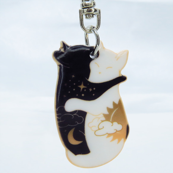 抱擁にゃんこ 白猫と黒猫が抱き合ってる可愛いチャームのキーホルダー バッグチャーム アクリル製 お日様 お月様 7枚目の画像