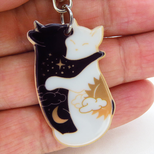 再販】抱擁にゃんこ 白猫と黒猫が抱き合ってる可愛いチャームの 再販】抱擁にゃんこ 白猫と黒猫が抱き合ってる可愛いチャームの