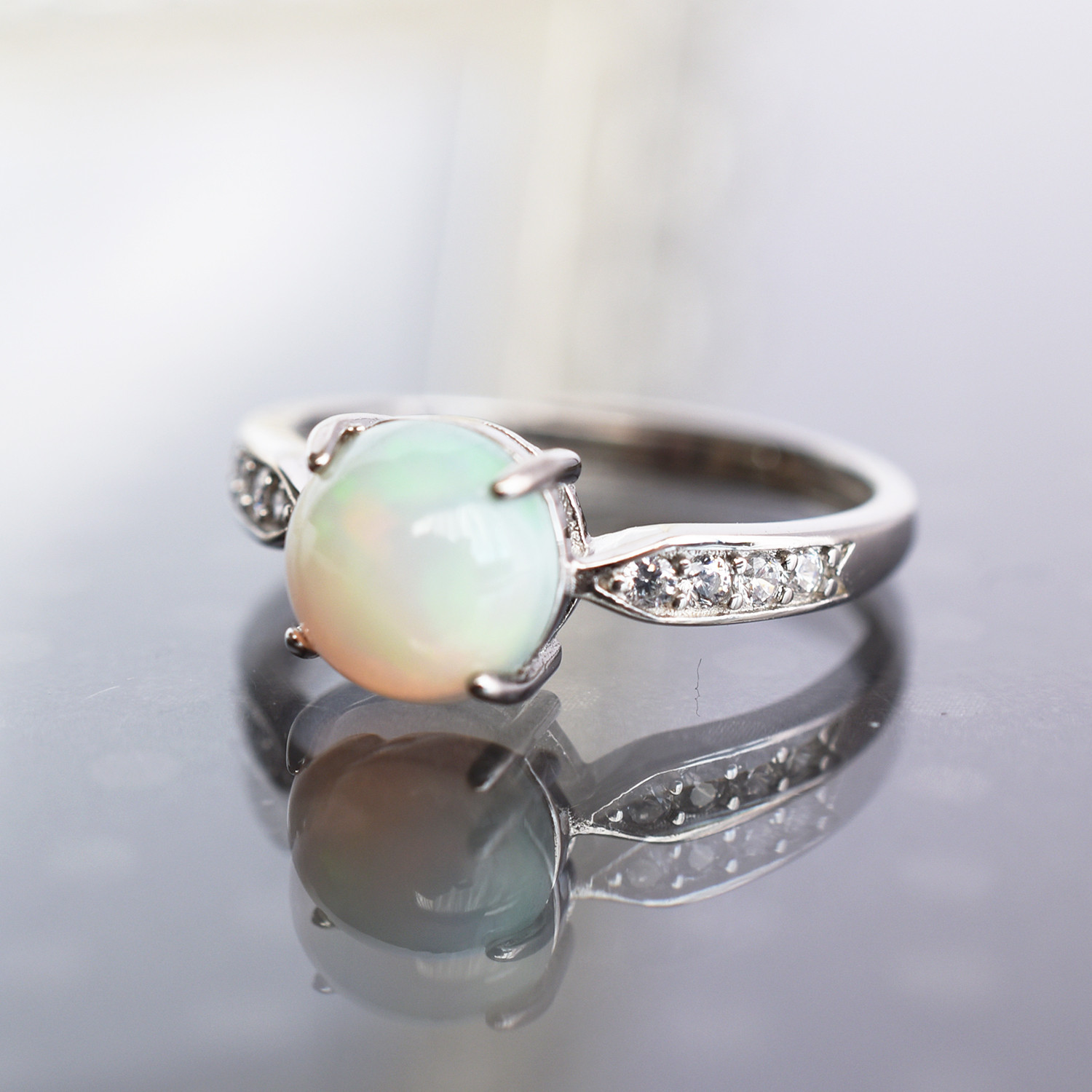 オパール指輪、リング：虹色、レインボー、キラキラ：白い：丸い、まんまる：10月の誕生石【Creema限定】【送料無料】