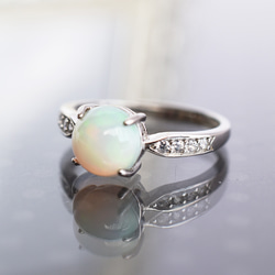 オパール指輪、リング：虹色、レインボー、キラキラ：白い：丸い、まんまる：10月の誕生石【Creema限定】【送料無料】 1枚目の画像
