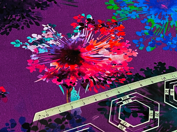 Wishwell 110cm x 50cmずつ切売 - Flower Explosion/Purple 4枚目の画像