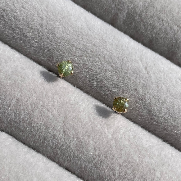 14kgf  Demantoid Garnet (レアストーン) pierce 2枚目の画像