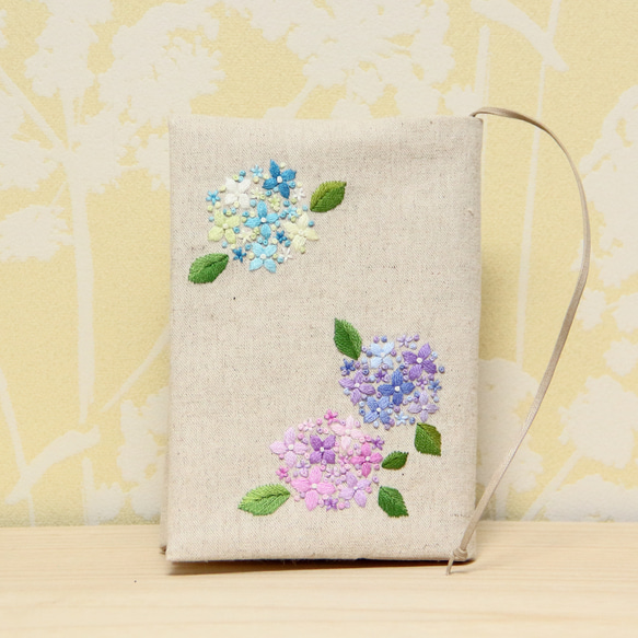 ブックカバー　手刺繍　紫陽花　文庫本/新書判 1枚目の画像