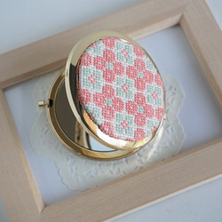 【受注制作】刺繍コンパクトミラー「花01」 2枚目の画像