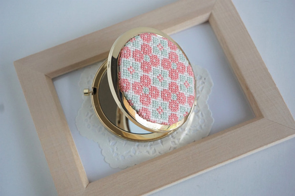 【受注制作】刺繍コンパクトミラー「花01」 2枚目の画像