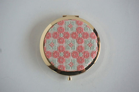 【受注制作】刺繍コンパクトミラー「花01」 3枚目の画像