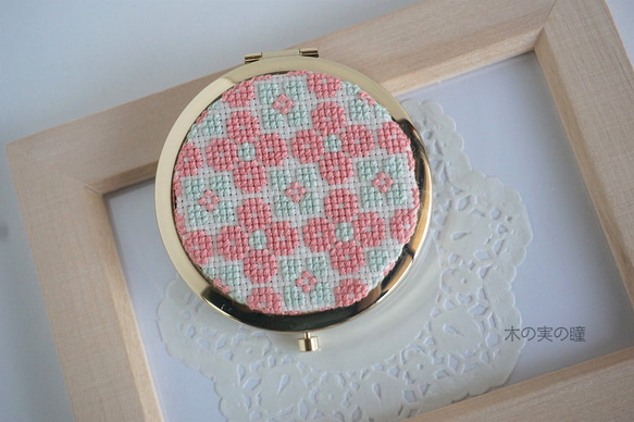 【受注制作】刺繍コンパクトミラー「花01」 1枚目の画像